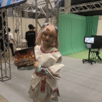 Démonstration de broadcasting d'avatars par une jeune japonaise en cosplay